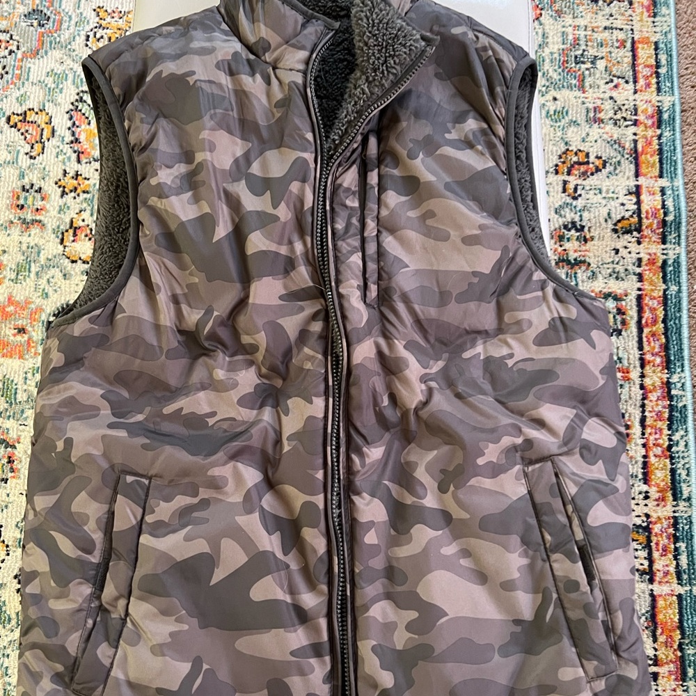 Reversible puffer vest